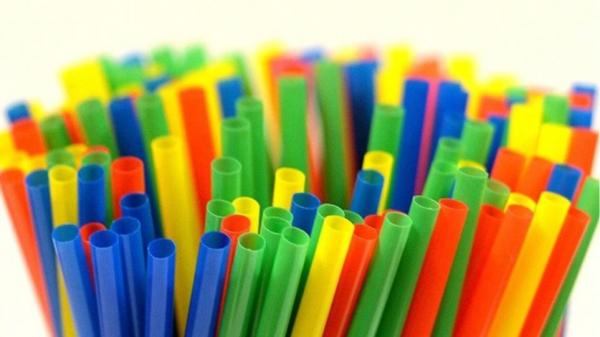 حذاري من شرب العصير بالمصاصة البلاستيكية و هذه أضرارها