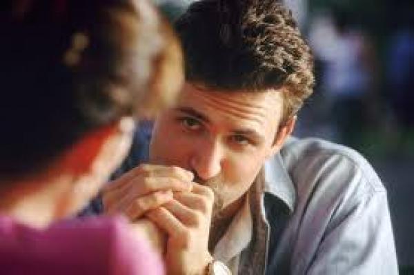 تصرّفات يقوم بها الرجل إن أحبّك