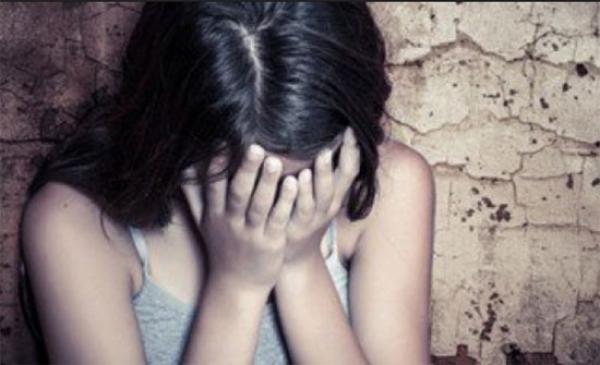 مرة أخرى...وحش يتجرد من أبوته ويقدم على افتضاض بكارة طفلته القاصر