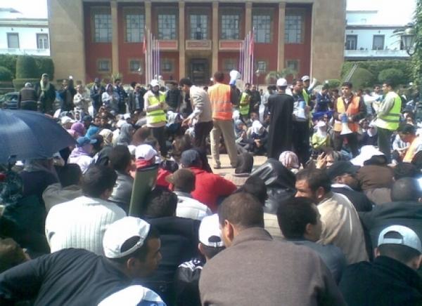 الأساتذة المجازون وحاملو الماستر يرفضون مذكرة المباراة ويصعدون في مواجهة الحكومة والنقابات الخمس