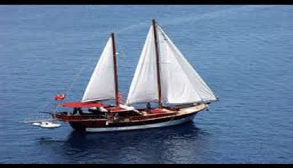 سبعيني أمريكي يصل ماليزيا بقارب يدوي الصنع