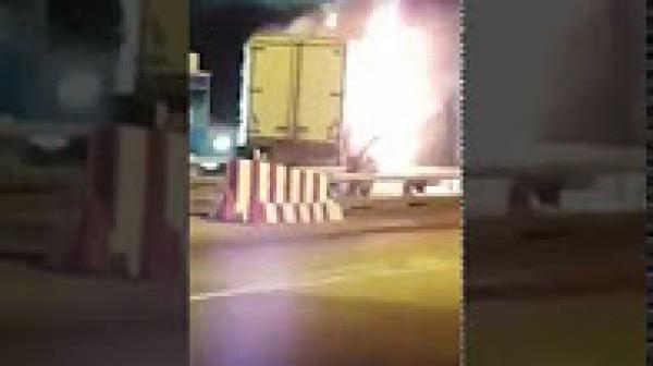 شاهد اشتعال النار في شاحنة لنقل السمك في محطة الأداء