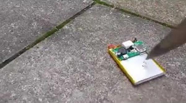 شاهد قوة انفجار بطارية الهاتف كما لم تراها من قبل