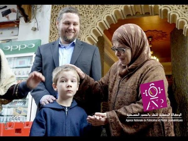 طفل امريكي وابن قس سابق يعلن اسلامه بمسجد الغماري بالرباط