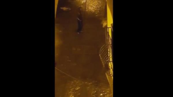 فيديو جد خطير.. مشرمل يحمل سيفا كبيرا ويروع ساكن طنجة (+18)