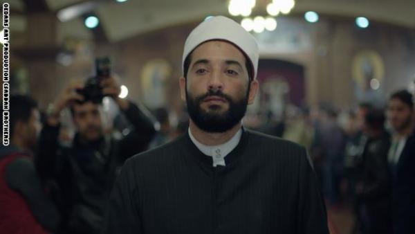 بطل فيلم ” مولانا ” الممنوع من العرض يفوز بجائزة أفضل ممثل بمهرجان تطوان و الجمهور يحاصره (فيديو)