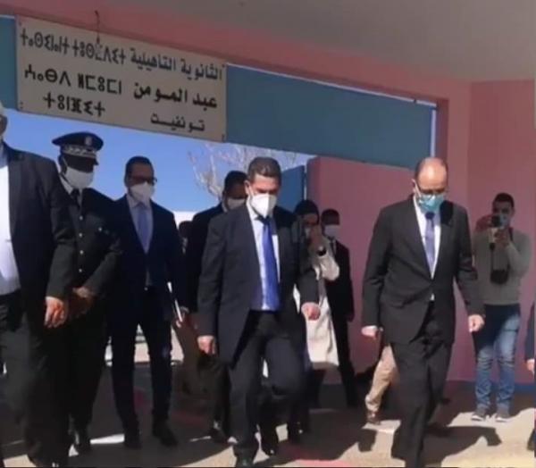 زيارة وزير التعليم لمدارس بأعالي جبال ميدلت تثير تساؤلات ونشطاء يتداولون صورة لأنابيب عشوائية ويعلقون عليها :"واش الوزير ماشافاهاش" (صور)