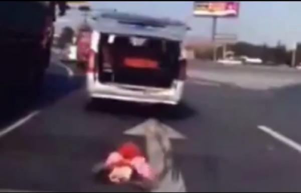 بالفيديو: لحظة سقوط طفل من موخرة السيارة دون ملاحظة السائق
