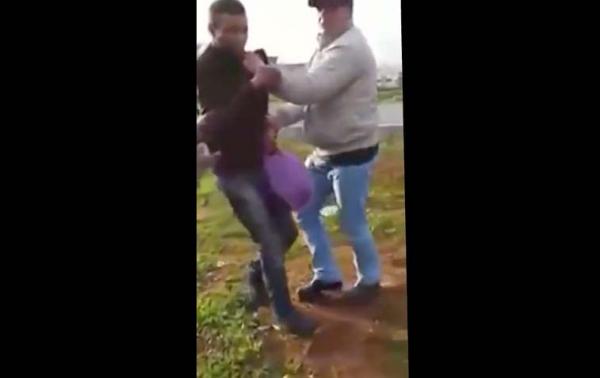 شاهد : هذا ما حصل مع لص ضبط يسرق أحذية من مسجد