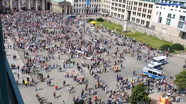 شاهد..خروج آلاف الألمان في برلين احتجاجاً ضدّ إجراءات قيود كورونا