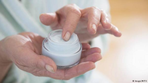 الإفراط في استخدام المساحيق قد يضر بالبشرة