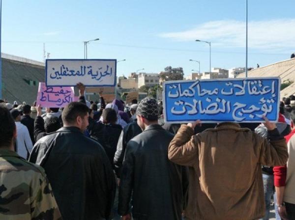 صحف الجمعة: مواجهات دامية في يوم أسود في تازة و الجمارك تبيع حافلة محملة بالمخدرات