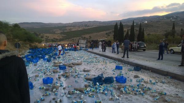 انقلاب شاحنة لنقل الحليب و مواطنون يسرقون حمولتها عوض التضامن مع السائق