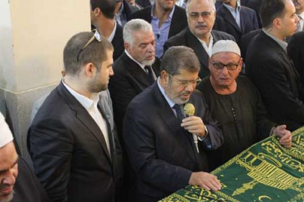 نجل مرسي ينفي خبر وفاة والده