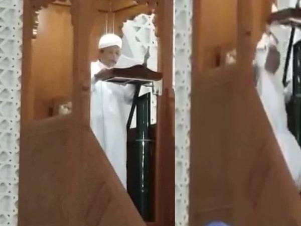 فيديو مؤثر جدا..لحظة وفاة خطيب أثناء إلقائه خطبة الجمعة على المنبر!