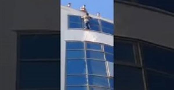 بالفيديو.. لحظة إنقاذ رجل حاول الانتحار من أعلى بناية بالأردن