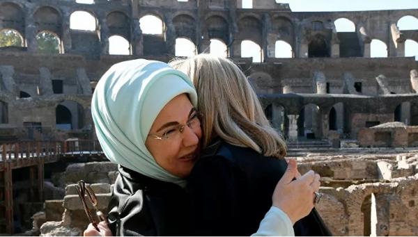 عناق حار بين زوجة ماكرون وأمينة أردوغان يثير الجدل… صور