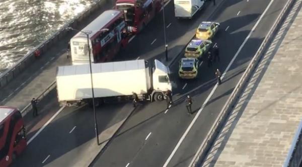 مقتل شخص حاول الاعتداء على المارة بسكين في لندن