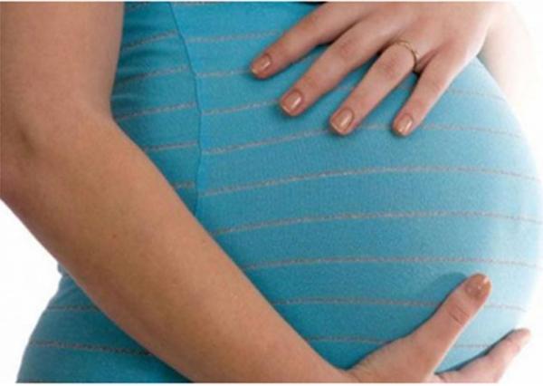 معلمة بريطانية تلد في المدرسة