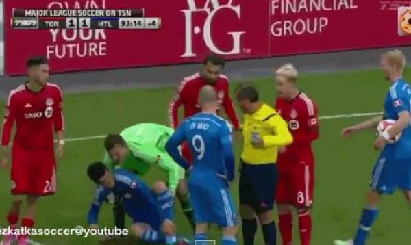 حارس مرمى يحمل لاعب ويلقيه خارج الملعب