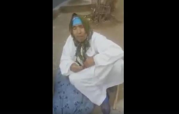 صادم من تازة .. شاب يلقي والدته بالشارع وناشطون ينعتونه بـمسخوط الوالدين