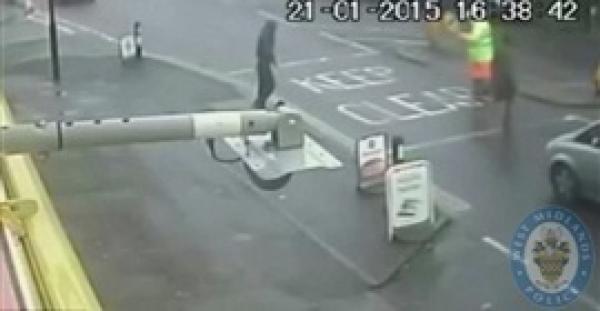 بالفيديو والصور.. شاب يهاجم رجل مرور بسبب «مصاصة»