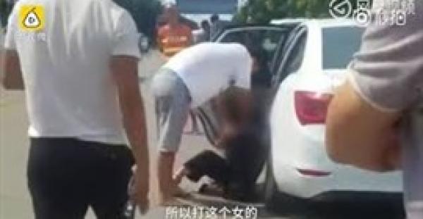 بالفيديو.. شاب يلقن عشيقة والده «علقة ساخنة» في الشارع