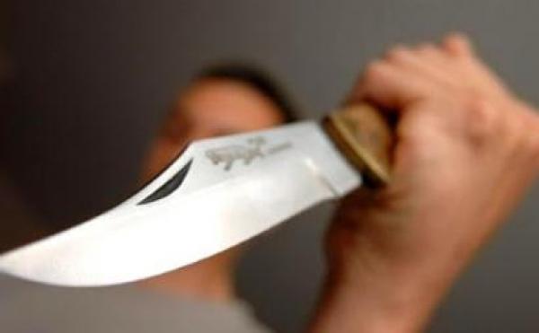 مختل عقليا هائج ويحمل سكينين يصيب مقدم شرطة بفاس وكاد يفتك بمواطنين والأمن يتدخل بشكل بطولي