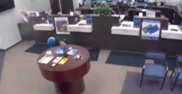 بالفيديو والصور.. لص يفقد حياته في الحظات الأولى لسطوه المسلح على بنك