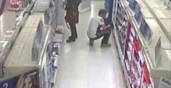 بالفيديو والصور.. تصرف غير أخلاقي من شاب مع الفتيات في سوبر ماركت