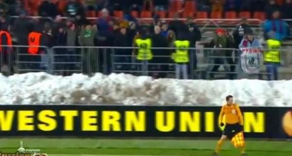 أنصار فريق روسي يقلدون حكم التماس