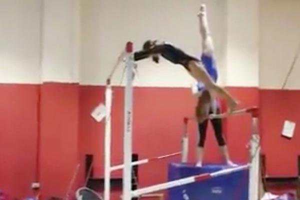 بالفيديو: لاعبات جمباز يؤدين تحدي "المانيكان" بطريقة مدهشة