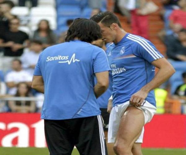 بالفيديو - إصابة غاريث بيل قبيل بدء مباراة خيتافي بـ«دقائق»