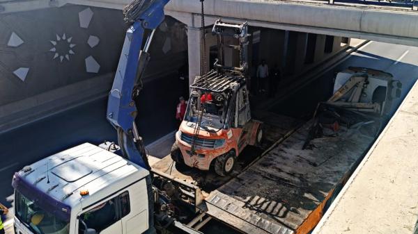 انقلاب رافعة يعرقل حركة السير بنفق المحطة بتطوان