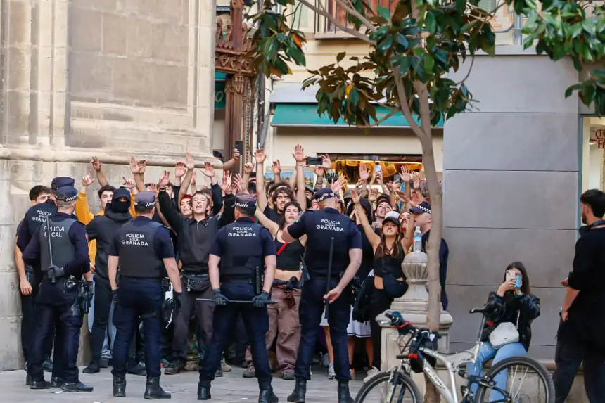 عملية التسوية الكبرى التي ينتظرها آلاف المغاربة تشعل احتجاجاًت ومواجهات عنيفة في إسبانيا