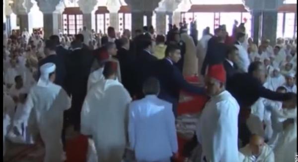 شاهد لحظة إيقاف شخص حاول الاقتراب من الملك أثناء صلاة الجمعة بطنجة