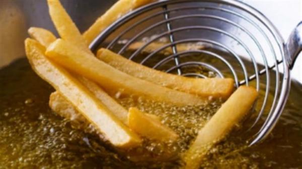 الطريقة الصحية لاستخدام الزيت للقلي