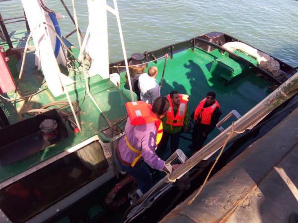 بالصور:إجلاء 3 قوارب عالقة ليومين وسط الأمواج العاتية بطانطان