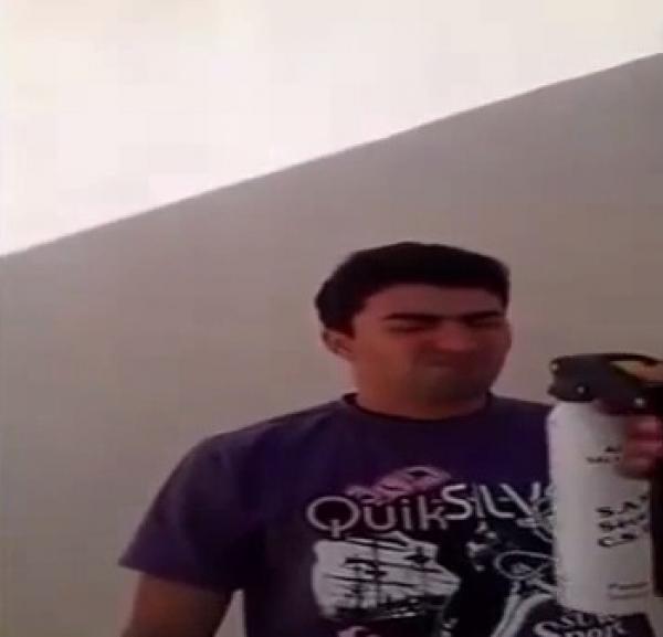 شاهدوا ماذا حصل لمغربي رشه صديقه بغاز "الكليموجين" من أجل "التجربة العلمية"