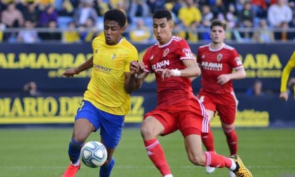 بعد تألقه رفقة سرقسطة...عرضان من الليغا الإسبانية لضم الدولي المغربي "جواد الياميق"