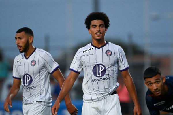 تولوز يعلن استبعاد الدولي المغربي زكريا أبو خلال