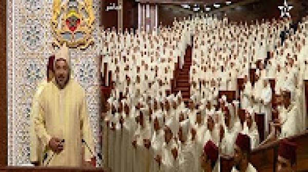 الملك محمد السادس يصعد لقبة البرلمان تحت التصفيقات الحارة للنواب والمستشارين