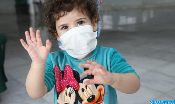 الدخول المدرسي.. طبيب مغربي يقدم نصائح مهمة حول ارتداء الأطفال للكمامة
