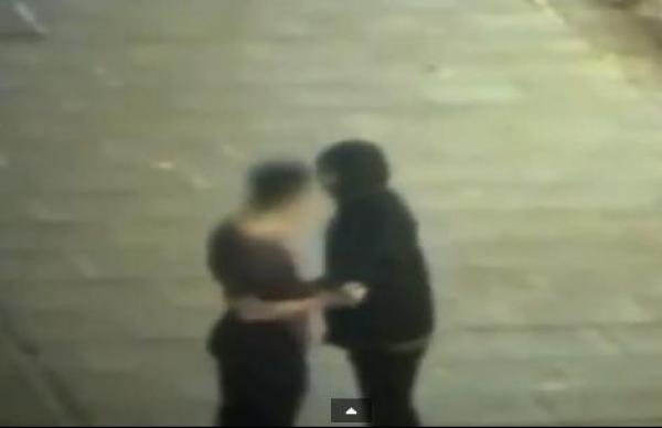 بالفيديو: "جملة" تنقذ شاباً من سطو مسلح