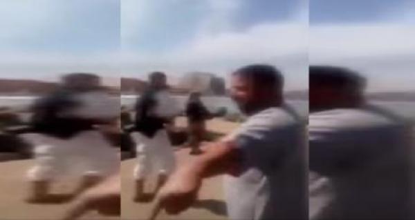 رجل يمسك "دبوز" و يطارد شبابا في أوضاع مخلة للآداب بشواطئ الجزائر
