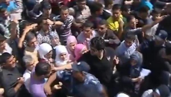 شاهد : شاب يتحرش بفتاة أثناء ازدحام الناس على المعبر رفح