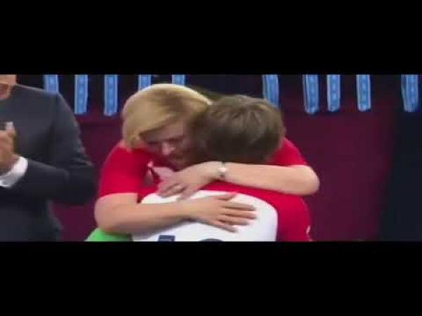 شاهد بكاء رئيسة كرواتيا أثناء منحها جائزة أفضل لمودريتش