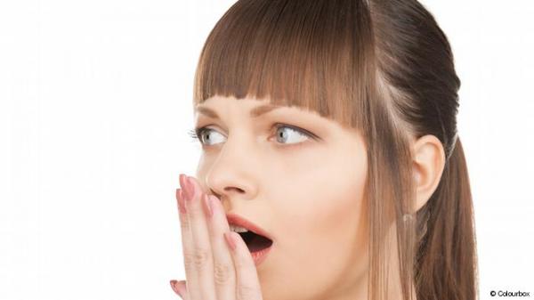 طريقة بسيطة وفعالة للتغلب على رائحة الفم الكريهة