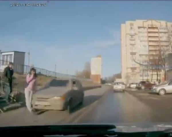 سيارة تصدم شابة أثناء تحدثها في الجوال