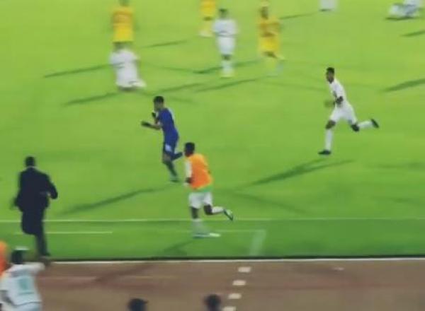 مهزلة..بانون وبعض لاعبي الرجاء يحاولون الإعتداء على الحواصلي حارس نهضة الزمامرة